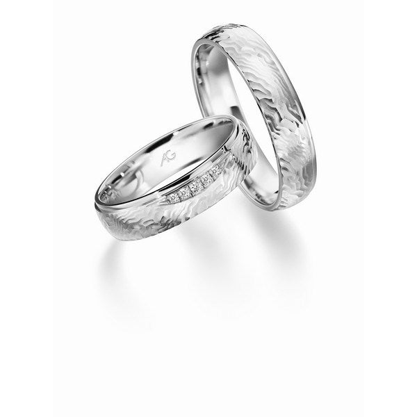 Romantiske Gerstner vielsesringe i 14 eller 9 karat hvidguld med 0,036 ct diamanter og organisk struktur.
